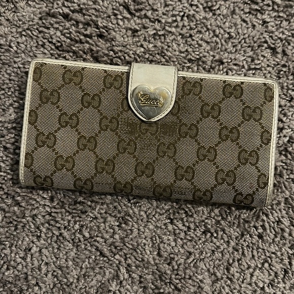 GUC Gucci GG canvas monogram heart snap wallet long - Picture 1 of 13